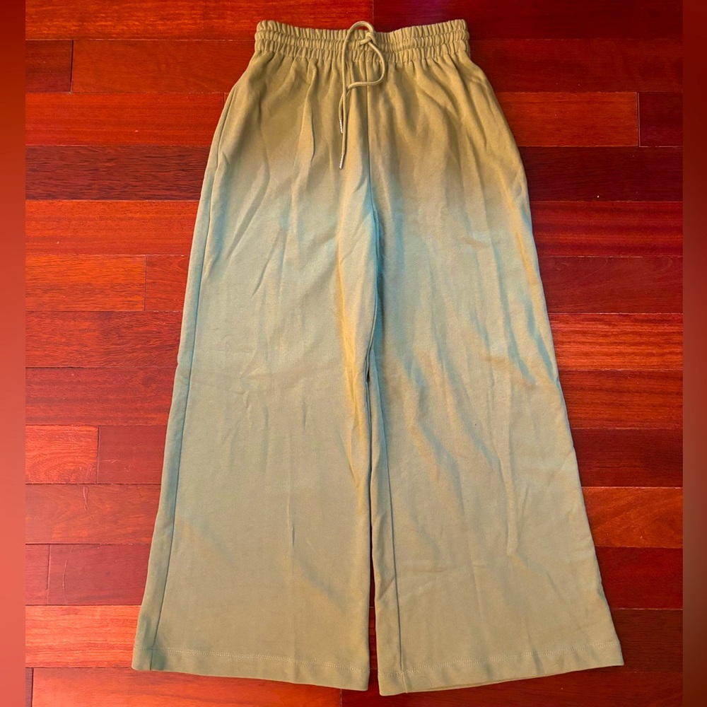 Pitaya Flare Sweatpant. Size: S/M. Color: Green.